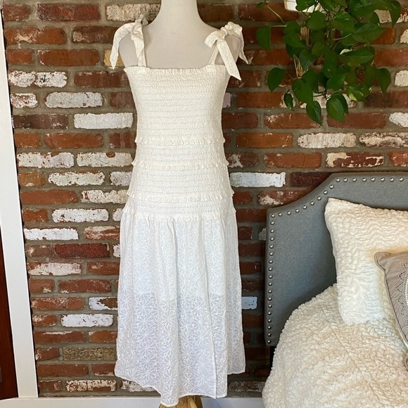 ASTR the label White Sleeveless Smocked Body Tess Midi Dress size large - Picture 3 of 11